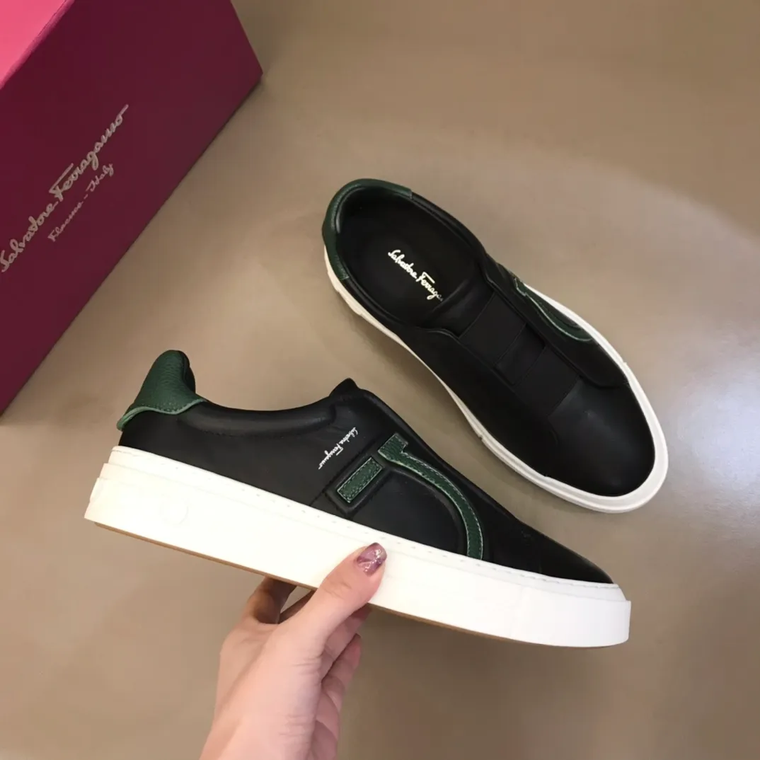 p400【Salvatore Ferraga**】New men's low-top casual shoes! Top-quality cow products, original lasts, made of imported cowhide, first-class texture, first-layer sheepskin lining! Original outsole! The details are exquisite and the style is versatile and upscale! Decorated with a three-dimensional Gancini logo, the back of the tongue and lace-up piping add a pop of color. The high-tech sole features a holographic pattern and Gancini details, making it ideal for a practical yet stylish everyday look. Code number 38-44 (45 can be customized)